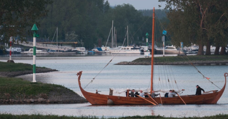 Roeien op vikingschip Dorestat-1 — Natuur in Utrecht