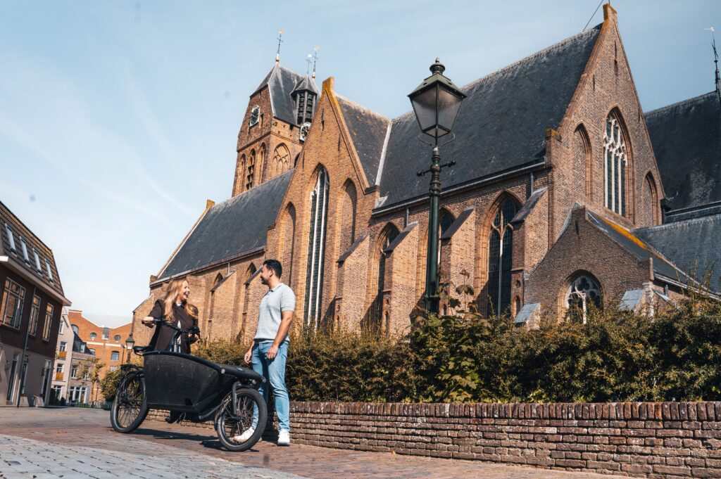Bewonder de Grote- of St. Michaëlskerk in Oudewater in Utrecht